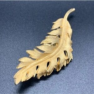 Monet Gold Tone Beautiful Whimsical Feather Brooch Pin Vintage 1961 Retro